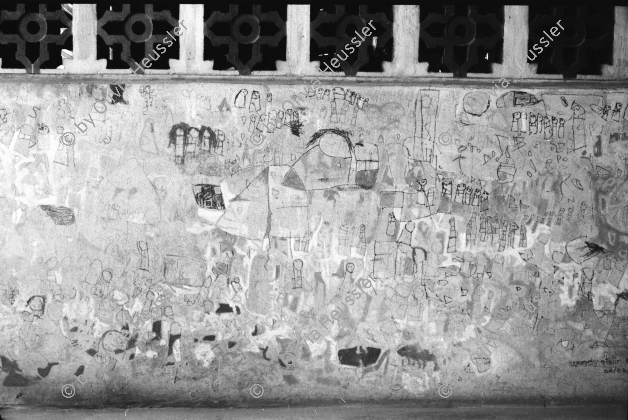 Image of sheet 19930420 photo 37: frtsg. 930410 FROC und Zivile Geld wird eingeladen. Nr. 17 Barrikade. Zivile hören Radio. Bei Donaldo 'Para su Seguridad deposite su Arma' Graffitti Wandmalereien Esteli Managua Nicaragua 1993