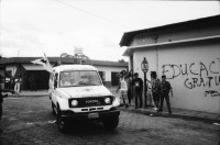 Image of sheet 19930430 photo 17: frtsg. 930420  Zivile Junge vom FROC graben am Strassenrand Waffen aus, die sie am Vortag im Stadtzentrum vergruben. Bewaffnete, Uniformierte und Zivile. Zuschauer mit Polin Sergio Valdivia Salinas und Olivia Heussler. Barrikade. Ambulanz. Juanita und Vilma Altamirano vom CNMPT. Suppe von der Nachbarin. Riccardo Salinas und Bruder an der Türe. Esteli Nicaragua 1993