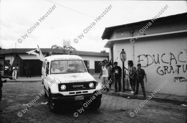 Image of sheet 19930430 photo 17: frtsg. 930420  Zivile Junge vom FROC graben am Strassenrand Waffen aus, die sie am Vortag im Stadtzentrum vergruben. Bewaffnete, Uniformierte und Zivile. Zuschauer mit Polin Sergio Valdivia Salinas und Olivia Heussler. Barrikade. Ambulanz. Juanita und Vilma Altamirano vom CNMPT. Suppe von der Nachbarin. Riccardo Salinas und Bruder an der Türe. Esteli Nicaragua 1993