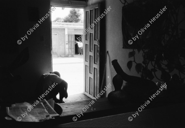 Image of sheet 19930430 photo 33: frtsg. 930420  Zivile Junge vom FROC graben am Strassenrand Waffen aus, die sie am Vortag im Stadtzentrum vergruben. Bewaffnete, Uniformierte und Zivile. Zuschauer mit Polin Sergio Valdivia Salinas und Olivia Heussler. Barrikade. Ambulanz. Juanita und Vilma Altamirano vom CNMPT. Suppe von der Nachbarin. Riccardo Salinas und Bruder an der Türe. Esteli Nicaragua 1993