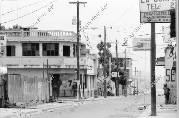 Image of sheet 19930440 photo 27: Mutter und Kind sehen den Soldaten zu. Regierungssoldaten EPS (noch) am 2 Tag der Besetzung. EPS schickte ca. 3000. beschiessen FROC gegen das Stadtzentrum. Frau und Mann bringen Wasser. Flugzeuge. IFA Patronenhülsen. Stadtmitte unter Beschuss. Esteli Nicaragua 1993 Ejército Popular Sandinista EPS