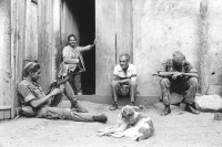 Image of sheet 19930450 photo 1: Angehörige des sandinistischen Volksheer (EPS) machen während eines Einsatzes gegen Aufständische Sandinisten Pause in einem zivilen Wohnhaus. Esteli, Nicaragua 1993

Ejército Popular Sandinista EPS Civilians War Soldier Army Military

After el atraco al banco. Estelí, 22 de julio de 1993
After  FROC bank robbery. Estelí, July 22, 1993 √