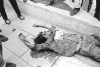 Image of sheet 19930450 photo 16: Mayor Baquedano, antiguo oficial del EPS que se unió al FROC, fue una de las cincuenta víctimas del levantamiento de Estelí. Sobre el pecho tiene
el Nuevo Testamento. Parque central, Estelí, 22 de julio de 1993

Major Baquedano, one of the 50 casualties of the Estelí rebellion, a former
officer of the Sandinista People’s Army (EPS) who had joined the FROC.
On his chest, the New Testament. Estelí, July 22, 1993 √
