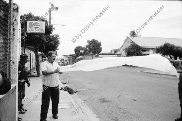 Image of sheet 19930450 photo 19: Angehörige des sandinistischen Volksheer (EPS) machen während eines Einsatzes gegen Aufständische Sandinisten Pause in einem zivilen Wohnhaus. Esteli, Nicaragua 1993

Ejército Popular Sandinista EPS Civilians War Soldier Army Military

After el atraco al banco. Estelí, 22 de julio de 1993
After  FROC bank robbery. Estelí, July 22, 1993 √