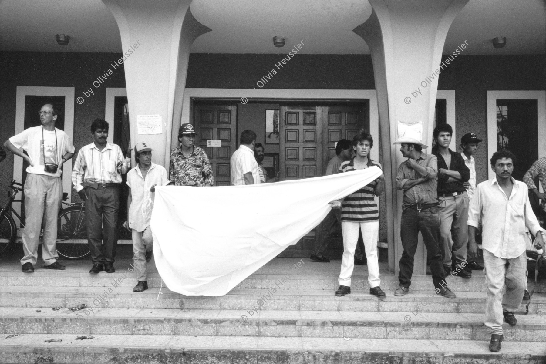 Image of sheet 19930450 photo 25: © 1993, Olivia Heussler / www.clic.li
Ein weisses Leintuch dient für den Waffenstillstand zwischen dem sandinistischen Volksheer und dem FROC. Esteli, Nicaragua 07.93 √

jóvenes soldados que se han entregado en el Ayuntamiento. Estelí, 22 de julio de 1993

young fighters who surrendered in the town hall. Estelí, July 22, 1993