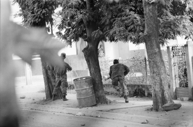 Image of sheet 19930460 photo 1: frtsg. 930430 Soldaten vom EPS sogenannte Regierungssoldaten beschiessen FROC Leute Kämpfer in der Stadtmitte mit RPG. Army Military Soldier Nicaragua Esteli 1993
