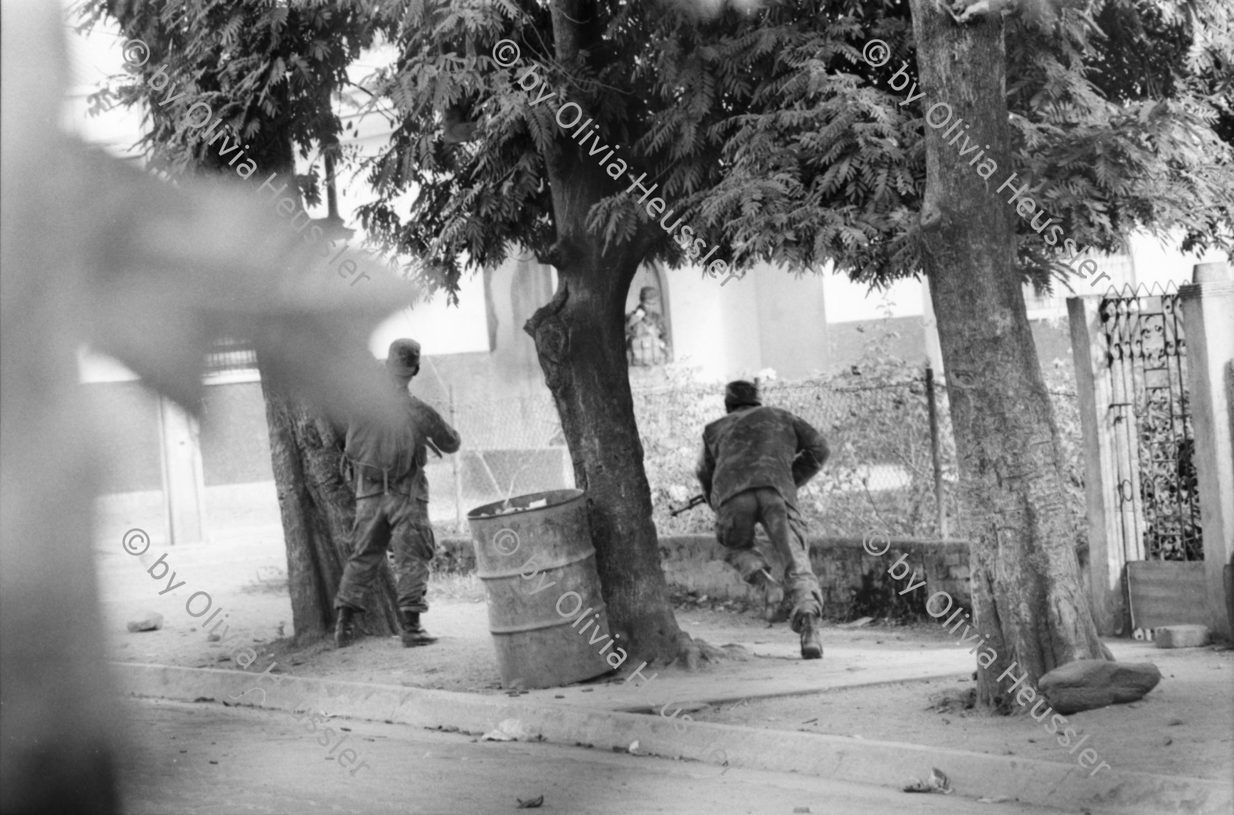 Image of sheet 19930460 photo 1: frtsg. 930430 Soldaten vom EPS sogenannte Regierungssoldaten beschiessen FROC Leute Kämpfer in der Stadtmitte mit RPG. Army Military Soldier Nicaragua Esteli 1993
