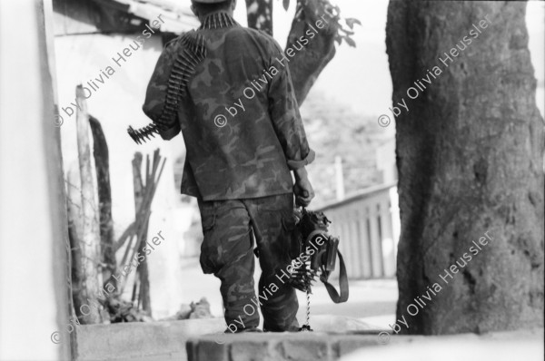 Image of sheet 19930460 photo 15: frtsg. 930430 Soldaten vom EPS sogenannte Regierungssoldaten beschiessen FROC Leute Kämpfer in der Stadtmitte mit RPG. Army Military Soldier Nicaragua Esteli 1993