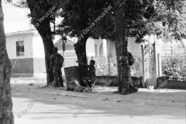 Image of sheet 19930460 photo 19: frtsg. 930430 Soldaten vom EPS sogenannte Regierungssoldaten beschiessen FROC Leute Kämpfer in der Stadtmitte mit RPG. Army Military Soldier Nicaragua Esteli 1993