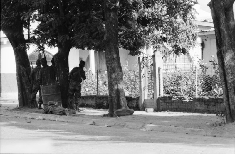 Image of sheet 19930460 photo 20: frtsg. 930430 Soldaten vom EPS sogenannte Regierungssoldaten beschiessen FROC Leute Kämpfer in der Stadtmitte mit RPG. Army Military Soldier Nicaragua Esteli 1993