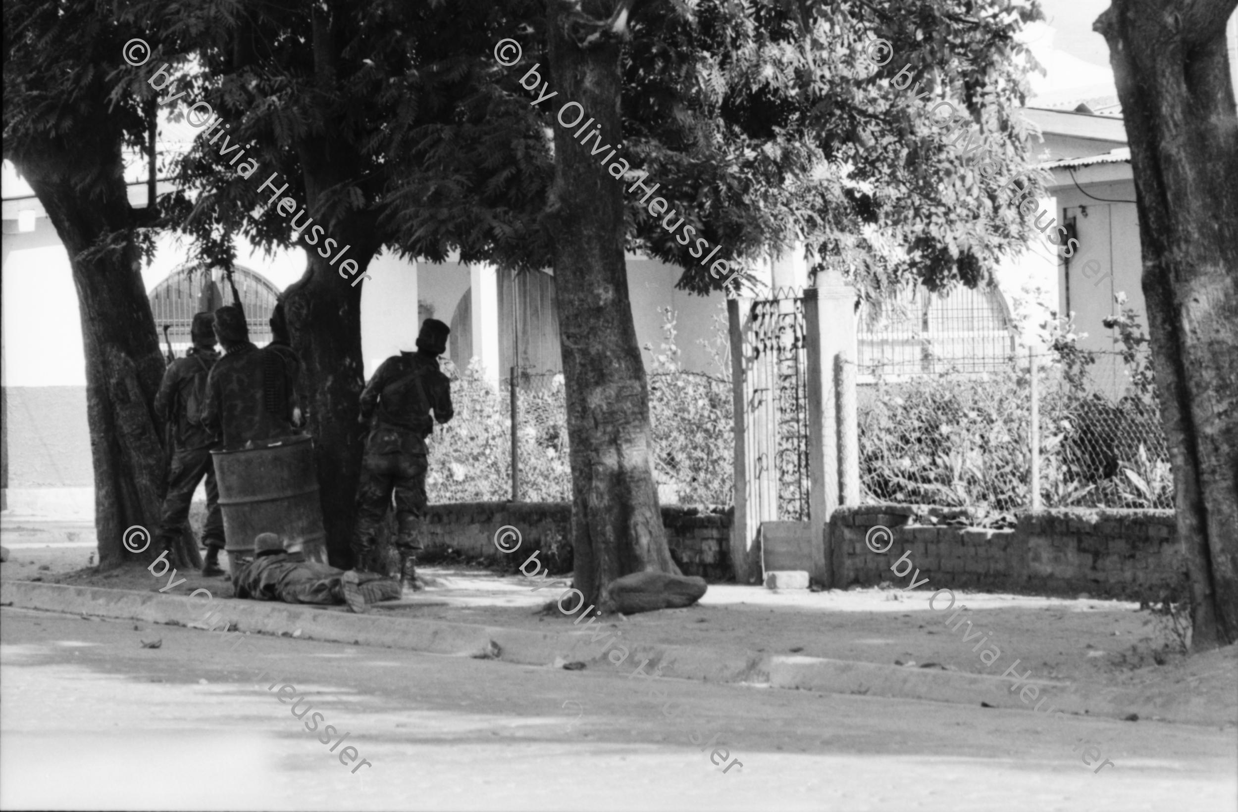 Image of sheet 19930460 photo 20: frtsg. 930430 Soldaten vom EPS sogenannte Regierungssoldaten beschiessen FROC Leute Kämpfer in der Stadtmitte mit RPG. Army Military Soldier Nicaragua Esteli 1993