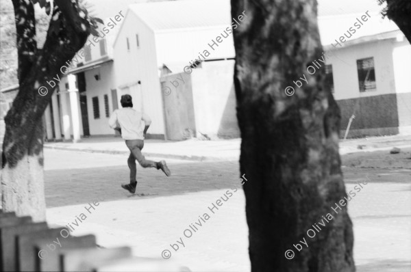 Image of sheet 19930460 photo 25: frtsg. 930430 Soldaten vom EPS sogenannte Regierungssoldaten beschiessen FROC Leute Kämpfer in der Stadtmitte mit RPG. Army Military Soldier Nicaragua Esteli 1993