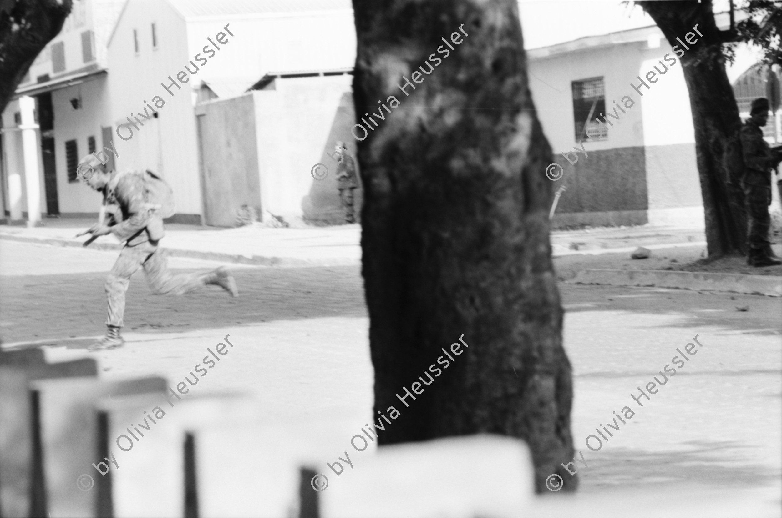 Image of sheet 19930460 photo 27: frtsg. 930430 Soldaten vom EPS sogenannte Regierungssoldaten beschiessen FROC Leute Kämpfer in der Stadtmitte mit RPG. Army Military Soldier Nicaragua Esteli 1993