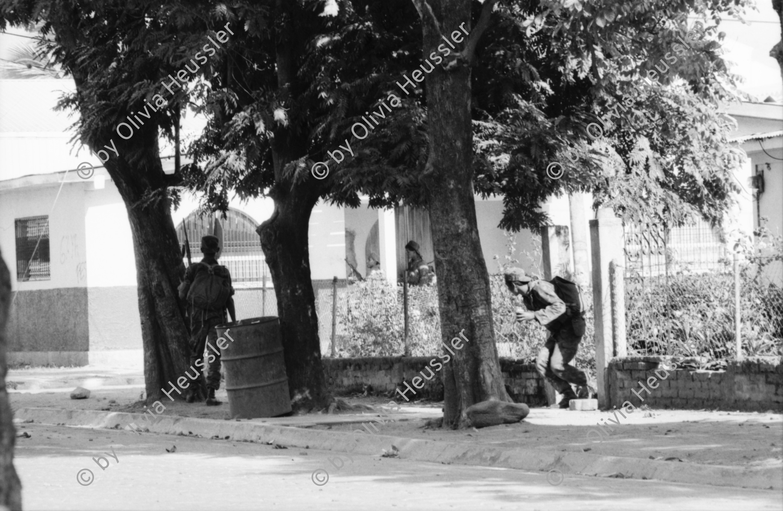 Image of sheet 19930460 photo 36: frtsg. 930430 Soldaten vom EPS sogenannte Regierungssoldaten beschiessen FROC Leute Kämpfer in der Stadtmitte mit RPG. Army Military Soldier Nicaragua Esteli 1993