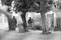 Image of sheet 19930460 photo 4: frtsg. 930430 Soldaten vom EPS sogenannte Regierungssoldaten beschiessen FROC Leute Kämpfer in der Stadtmitte mit RPG. Army Military Soldier Nicaragua Esteli 1993