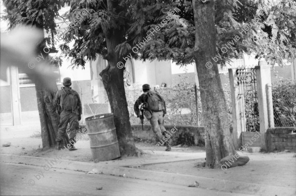 Image of sheet 19930460 photo 4: frtsg. 930430 Soldaten vom EPS sogenannte Regierungssoldaten beschiessen FROC Leute Kämpfer in der Stadtmitte mit RPG. Army Military Soldier Nicaragua Esteli 1993