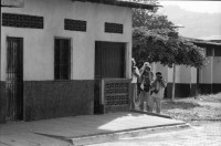 Image of sheet 19930460 photo 9: frtsg. 930430 Soldaten vom EPS sogenannte Regierungssoldaten beschiessen FROC Leute Kämpfer in der Stadtmitte mit RPG. Army Military Soldier Nicaragua Esteli 1993