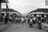 Image of sheet 19930470 photo 1: Das Militär (EPS) zieht in einem Konvoi aus Esteli ab Ein Paar in der Strasse. Frauen putzen die blut verschmierten Böden des Spitals. Angehörige suchen vermisste. Die ausgeraubte Bank. Teile der Barrikade. Auch die Bäume im Zentralpark Parque central sind mitgenommen von Einschusslöchern. Petroglyphen am Strassenrand. u.a. der Brujito. El Esteli Segovias Nicaragua 1993