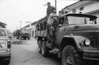 Image of sheet 19930470 photo 11: Das Militär (EPS) zieht in einem Konvoi aus Esteli ab Ein Paar in der Strasse. Frauen putzen die blut verschmierten Böden des Spitals. Angehörige suchen vermisste. Die ausgeraubte Bank. Teile der Barrikade. Auch die Bäume im Zentralpark Parque central sind mitgenommen von Einschusslöchern. Petroglyphen am Strassenrand. u.a. der Brujito. El Esteli Segovias Nicaragua 1993