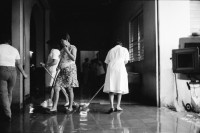Image of sheet 19930470 photo 18: Das Militär (EPS) zieht in einem Konvoi aus Esteli ab Ein Paar in der Strasse. Frauen putzen die blut verschmierten Böden des Spitals. Angehörige suchen vermisste. Die ausgeraubte Bank. Teile der Barrikade. Auch die Bäume im Zentralpark Parque central sind mitgenommen von Einschusslöchern. Petroglyphen am Strassenrand. u.a. der Brujito. El Esteli Segovias Nicaragua 1993