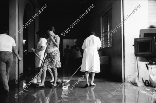 Image of sheet 19930470 photo 18: Das Militär (EPS) zieht in einem Konvoi aus Esteli ab Ein Paar in der Strasse. Frauen putzen die blut verschmierten Böden des Spitals. Angehörige suchen vermisste. Die ausgeraubte Bank. Teile der Barrikade. Auch die Bäume im Zentralpark Parque central sind mitgenommen von Einschusslöchern. Petroglyphen am Strassenrand. u.a. der Brujito. El Esteli Segovias Nicaragua 1993