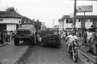 Image of sheet 19930470 photo 7: Das Militär (EPS) zieht in einem Konvoi aus Esteli ab Ein Paar in der Strasse. Frauen putzen die blut verschmierten Böden des Spitals. Angehörige suchen vermisste. Die ausgeraubte Bank. Teile der Barrikade. Auch die Bäume im Zentralpark Parque central sind mitgenommen von Einschusslöchern. Petroglyphen am Strassenrand. u.a. der Brujito. El Esteli Segovias Nicaragua 1993
