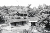 Image of sheet 19930480 photo 5: Pueblo Nuevo. Häuser mit Dachziegeln gebrannten Übersicht. Bauernhäuser. typische Nicaragua 1993 Esteli Nueva Segovias √ tipical farm house with tile
© 1993, OLIVIA HEUSSLER / www.clic.li