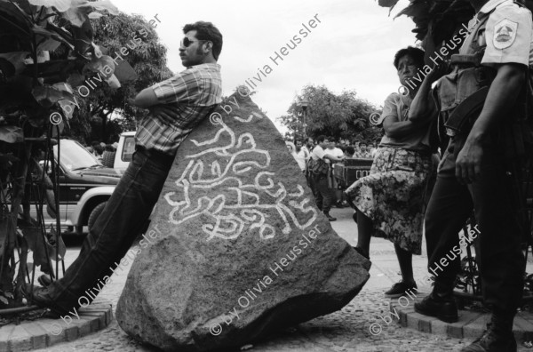 Image of sheet 19930490 photo 27: Petroglyphen. Piedras Pintadas Präsidentin Staatspräsidentin Presidente Violetta Chamorro in Esteli. Nicaragua 1993 Heilmedizin traditionelle Health medicine