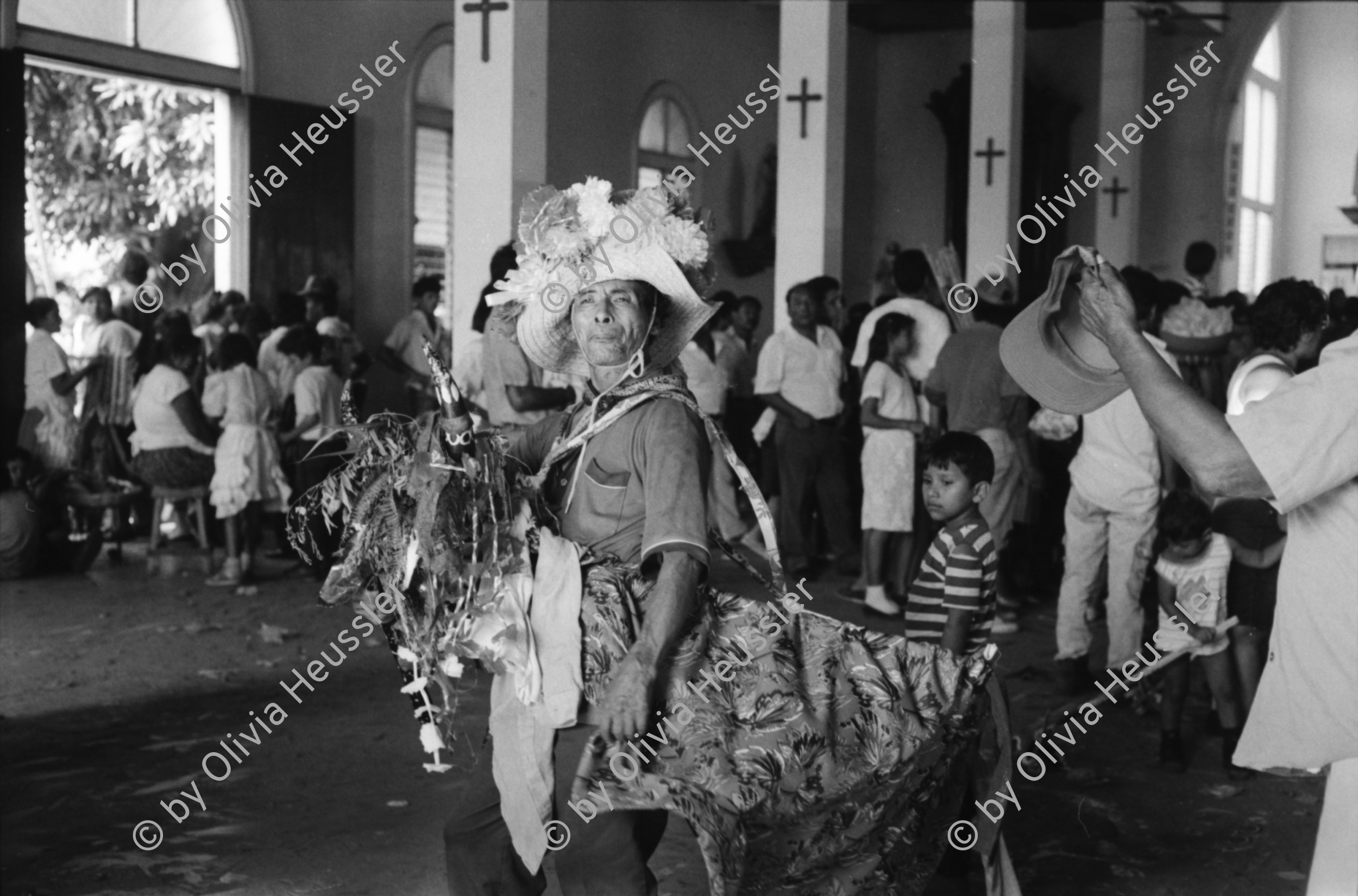 Image of sheet 19930500 photo 14: Roulette ambulante an der Vorbereitung zur Fiesta des Santo Dominguito in der
Kirche von Santo Domingo, Las Sierritas bei Managua. Karusell. mit Blechauto. Menschen sind verkleidet und tanzen in der Kirche. Beichtstuhl. Viele kriechen laut Tradition auf ihren blossen Knien zum Santos um ihren kranken Verwandten oder sich selbst Heilung zu versprechen. Ex Votos werden verkauft. Nicaragua 1993