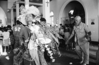 Image of sheet 19930500 photo 17: Roulette ambulante an der Vorbereitung zur Fiesta des Santo Dominguito in der
Kirche von Santo Domingo, Las Sierritas bei Managua. Karusell. mit Blechauto. Menschen sind verkleidet und tanzen in der Kirche. Beichtstuhl. Viele kriechen laut Tradition auf ihren blossen Knien zum Santos um ihren kranken Verwandten oder sich selbst Heilung zu versprechen. Ex Votos werden verkauft. Nicaragua 1993