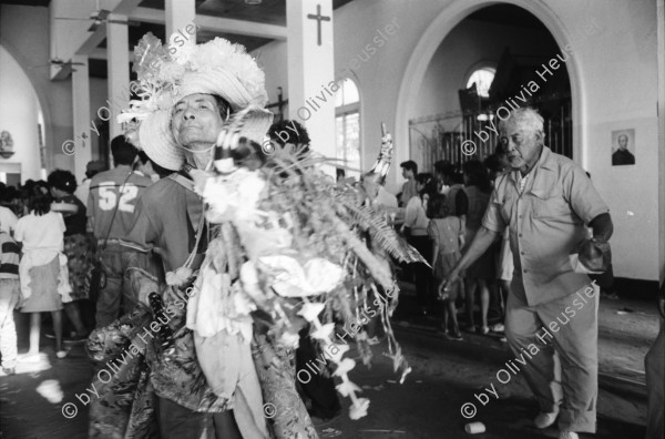 Image of sheet 19930500 photo 17: Roulette ambulante an der Vorbereitung zur Fiesta des Santo Dominguito in der
Kirche von Santo Domingo, Las Sierritas bei Managua. Karusell. mit Blechauto. Menschen sind verkleidet und tanzen in der Kirche. Beichtstuhl. Viele kriechen laut Tradition auf ihren blossen Knien zum Santos um ihren kranken Verwandten oder sich selbst Heilung zu versprechen. Ex Votos werden verkauft. Nicaragua 1993