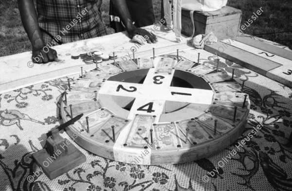 Image of sheet 19930500 photo 2: Roulette ambulante an der Vorbereitung zur Fiesta des Santo Dominguito in der
Kirche von Santo Domingo, Las Sierritas bei Managua. Karusell. mit Blechauto. Menschen sind verkleidet und tanzen in der Kirche. Beichtstuhl. Viele kriechen laut Tradition auf ihren blossen Knien zum Santos um ihren kranken Verwandten oder sich selbst Heilung zu versprechen. Ex Votos werden verkauft. Nicaragua 1993