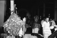 Image of sheet 19930500 photo 26: Roulette ambulante an der Vorbereitung zur Fiesta des Santo Dominguito in der
Kirche von Santo Domingo, Las Sierritas bei Managua. Karusell. mit Blechauto. Menschen sind verkleidet und tanzen in der Kirche. Beichtstuhl. Viele kriechen laut Tradition auf ihren blossen Knien zum Santos um ihren kranken Verwandten oder sich selbst Heilung zu versprechen. Ex Votos werden verkauft. Nicaragua 1993