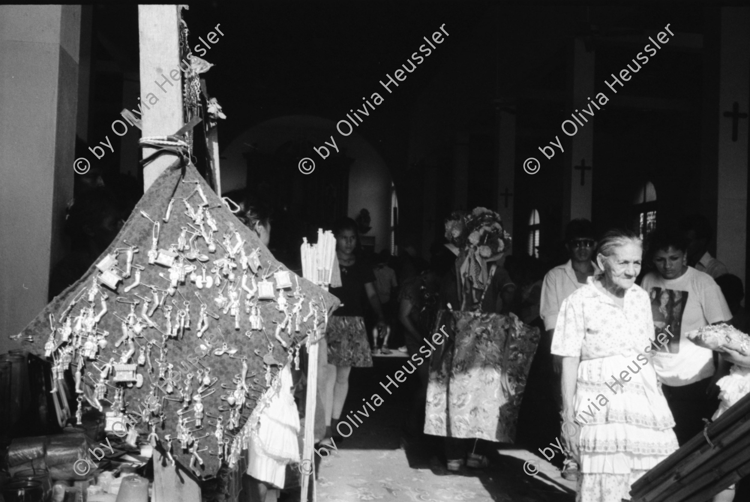 Image of sheet 19930500 photo 26: Roulette ambulante an der Vorbereitung zur Fiesta des Santo Dominguito in der
Kirche von Santo Domingo, Las Sierritas bei Managua. Karusell. mit Blechauto. Menschen sind verkleidet und tanzen in der Kirche. Beichtstuhl. Viele kriechen laut Tradition auf ihren blossen Knien zum Santos um ihren kranken Verwandten oder sich selbst Heilung zu versprechen. Ex Votos werden verkauft. Nicaragua 1993