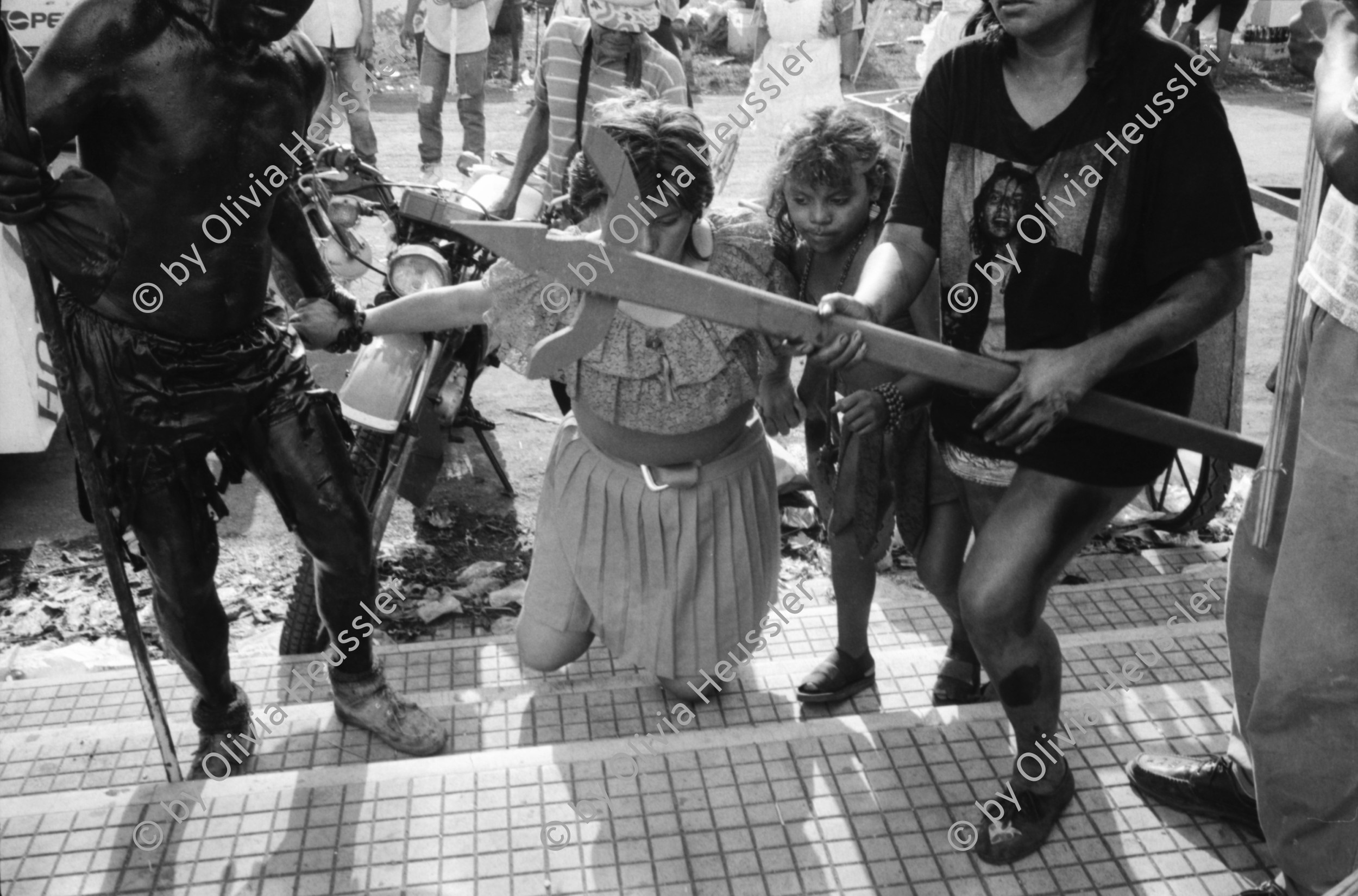 Image of sheet 19930500 photo 28: Roulette ambulante an der Vorbereitung zur Fiesta des Santo Dominguito in der
Kirche von Santo Domingo, Las Sierritas bei Managua. Karusell. mit Blechauto. Menschen sind verkleidet und tanzen in der Kirche. Beichtstuhl. Viele kriechen laut Tradition auf ihren blossen Knien zum Santos um ihren kranken Verwandten oder sich selbst Heilung zu versprechen. Ex Votos werden verkauft. Nicaragua 1993