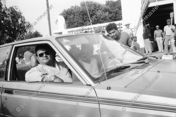 Image of sheet 19930500 photo 36: Roulette ambulante an der Vorbereitung zur Fiesta des Santo Dominguito in der
Kirche von Santo Domingo, Las Sierritas bei Managua. Karusell. mit Blechauto. Menschen sind verkleidet und tanzen in der Kirche. Beichtstuhl. Viele kriechen laut Tradition auf ihren blossen Knien zum Santos um ihren kranken Verwandten oder sich selbst Heilung zu versprechen. Ex Votos werden verkauft. Nicaragua 1993