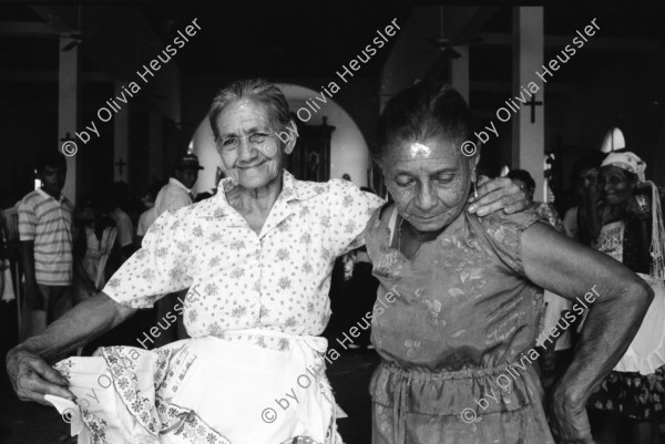 Image of sheet 19930510 photo 19: Alte Damen tanzen in der Kirche Santo Domingo, Managua Nicaragua 1993. 
Beichtstuhl. Als Teufel verkleideter. Nägel und Hörner. Mit Altöl eingeschmierter tanzt. Kasse für die Corrida. Eisverkäufer. 
Fiesta patronal en honor a Santo Domingo de Guzmán, patrón de Managua. Santo Domingo, Dpto. de Managua, 1 de agosto de 1993
Patron Saint’s Day