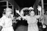Image of sheet 19930510 photo 22: Zwei Damen tanzen in der Kirche Santo Domingo, Managua Nicaragua 1993.

Fiesta patronal en honor a Santo Domingo de Guzmán.
 
Patron Saint’s Day festivities for Santo Domingo de Guzmán, the patron saint.