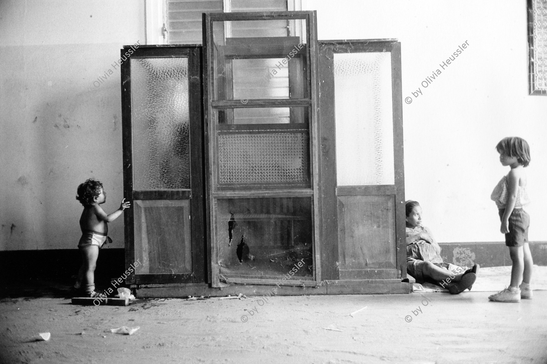 Image of sheet 19930510 photo 25: Schwangere und Kind Kleinkind neben Beichtstuhl in der Kirche von Santo Domingo. Managua, Nicaragua 1993 √
confessional box both pregnant woman and child

während:

Fiesta patronal en honor a Santo Domingo de Guzmán, patrón de Managua. Santo Domingo, Dpto. de Managua, 1 de agosto de 1993
Patron Saint’s Day festivities for Santo Domingo de Guzmán, the patron saint of Managua. Santo Domingo, Dep. Managua, August 1, 1993
√ © Olivia Heussler