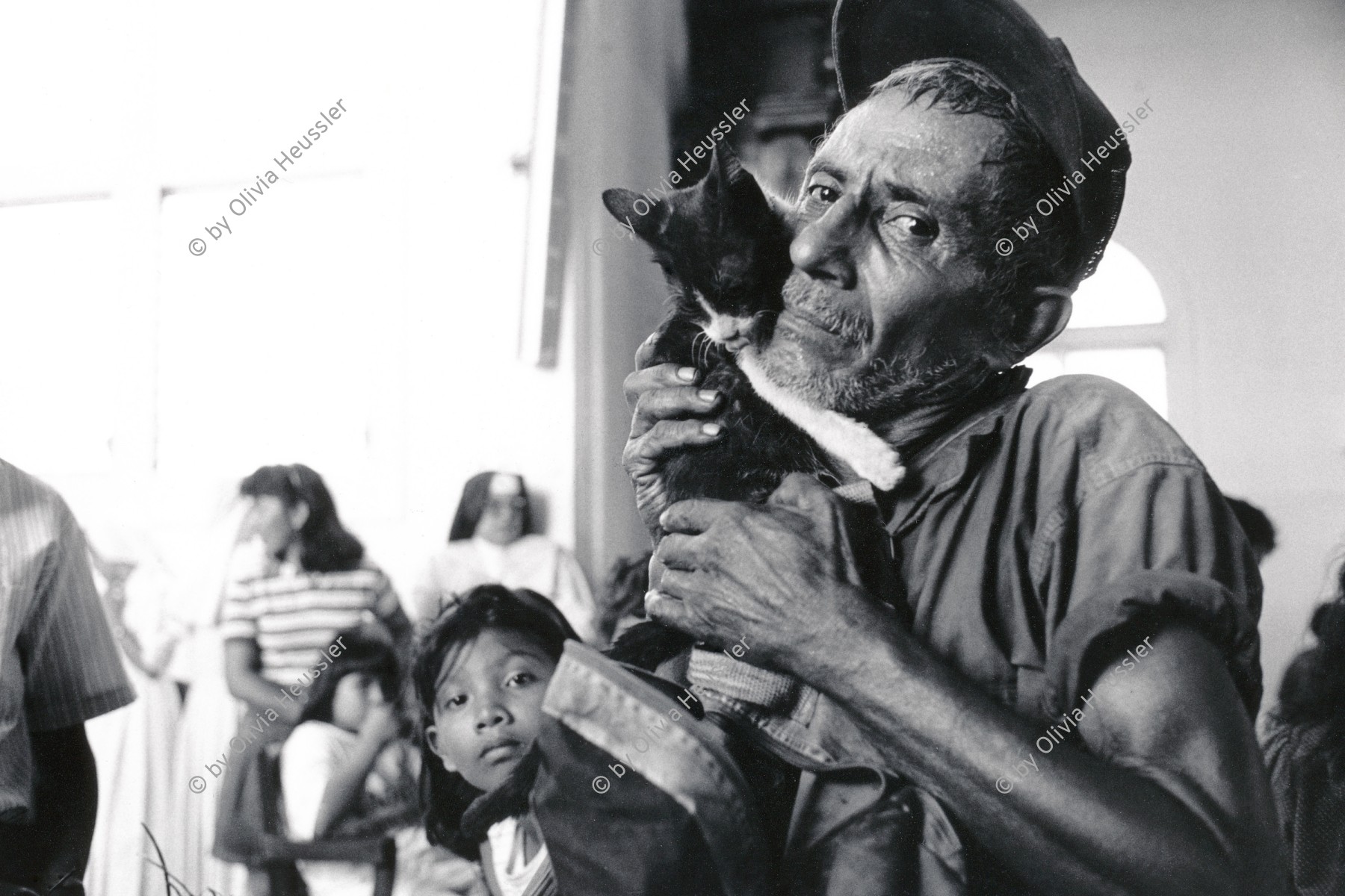 Image of sheet 19930510 photo 4: © 1993, Olivia Heussler / www.clic.li
Ein Mann sucht mit seiner Katze bei Santo Domingo Heilung. Nicaragua 1993 √
en la iglesia «Las Sierritas» en la fiesta patronal de Santo Domingo de Guzmán. Santo Domingo, Dpto. de Managua, 1 de agosto de 1993

Las Sierritas church at the Patron Saint’s Day festivities for Santo Domingo de Guzmán. Santo Domingo, Dep. Managua, August 1, 1993

Fiesta patronal en honor a Santo Domingo de Guzmán, patrón de Managua. Santo Domingo, Dpto. de Managua, 1 de agosto de 1993
Patron Saint’s Day festivities for Santo Domingo de Guzmán, the patron saint of Managua. Santo Domingo, Dep. Managua, August 1, 1993