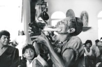 Image of sheet 19930510 photo 6: © 1993, Olivia Heussler / www.clic.li
Ein Mann sucht mit seiner Katze bei Santo Domingo Heilung. Santo Domingo Nicaragua 1993 √

en la iglesia «Las Sierritas» en la fiesta patronal de Santo Domingo de Guzmán. Santo Domingo, Dpto. de Managua, 1 de agosto de 1993

in Las Sierritas church at the Patron Saint’s Day festivities for Santo Domingo de Guzmán. Santo Domingo, Dep. Managua, August 1, 1993

Fiesta patronal en honor a Santo Domingo de Guzmán, patrón de Managua. Santo Domingo, Dpto. de Managua, 1 de agosto de 1993
Patron Saint’s Day festivities for Santo Domingo de Guzmán, the patron saint of Managua. Santo Domingo, Dep. Managua, August 1, 1993