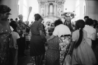 Image of sheet 19930510 photo 7: Alte Damen tanzen in der Kirche Santo Domingo, Managua Nicaragua 1993. 
Beichtstuhl. Als Teufel verkleideter. Nägel und Hörner. Mit Altöl eingeschmierter tanzt. Kasse für die Corrida. Eisverkäufer. 
Fiesta patronal en honor a Santo Domingo de Guzmán, patrón de Managua. Santo Domingo, Dpto. de Managua, 1 de agosto de 1993
Patron Saint’s Day