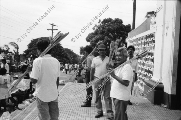 Image of sheet 19930510 photo 9: Alte Damen tanzen in der Kirche Santo Domingo, Managua Nicaragua 1993. 
Beichtstuhl. Als Teufel verkleideter. Nägel und Hörner. Mit Altöl eingeschmierter tanzt. Kasse für die Corrida. Eisverkäufer. 
Fiesta patronal en honor a Santo Domingo de Guzmán, patrón de Managua. Santo Domingo, Dpto. de Managua, 1 de agosto de 1993
Patron Saint’s Day