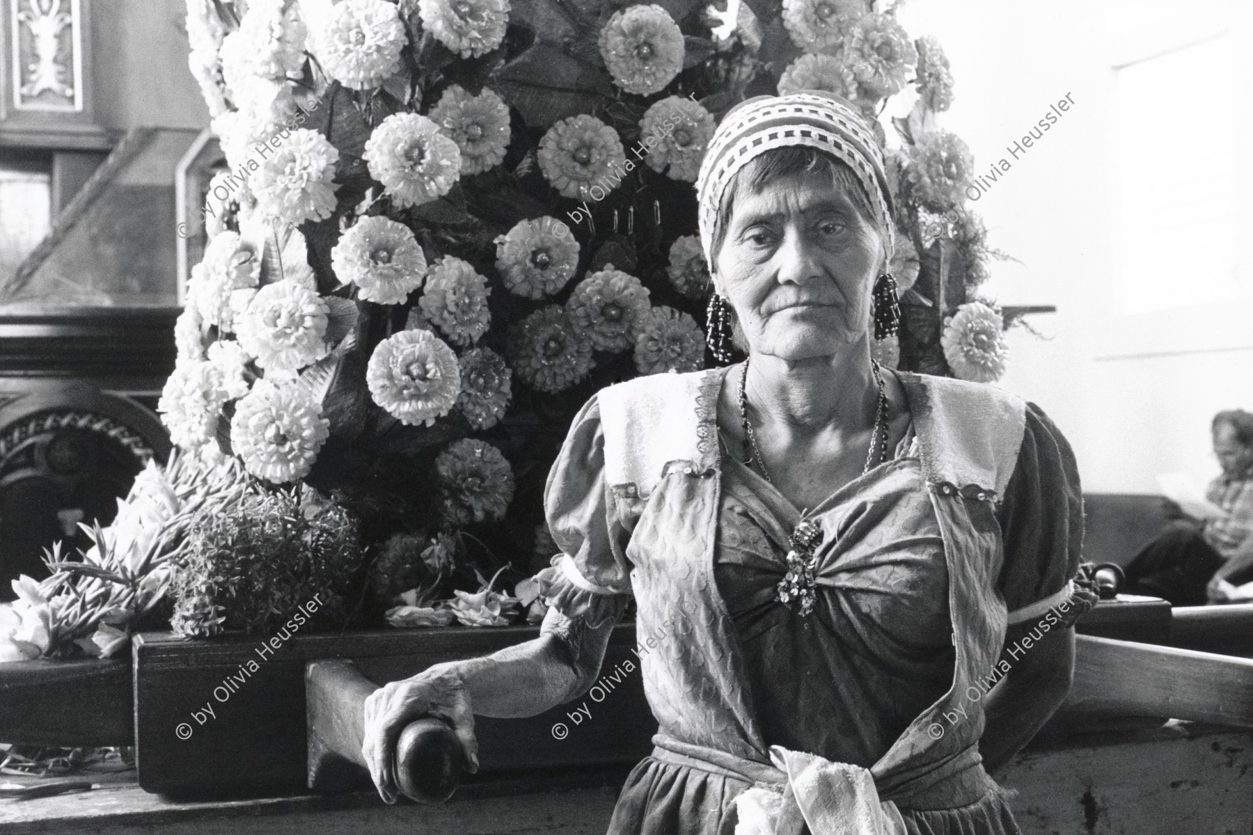 Image of sheet 19930520 photo 10: Frau Woman church Flowers Blumenschmuck Gläubige Während einer Prozession. Santo Domingo. Managua Nicaragua 1993
En la iglesia «Las Sierritas». Santo Domingo, Dpto. de Managua, 1 de agosto de 1993

Fiesta patronal en honor a Santo Domingo de Guzmán, patrón de Managua. Santo Domingo, Dpto. de Managua, 1 de agosto de 1993
Patron Saint’s Day festivities for Santo Domingo de Guzmán, the patron saint of Managua. Santo Domingo, Dep. Managua, August 1, 1993 √