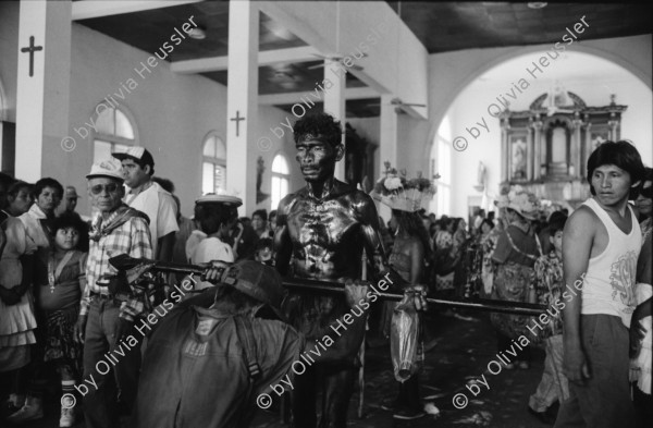 Image of sheet 19930520 photo 31: © 1993, Olivia Heussler / www.clic.li
Jedes Jahr wird für den heiligen Santo Domingo Dominguito in einer Kirche ein grosses Fest vorbereitet. Managua Nicaragua 1993 √

Every year, the churches nuns an people celebrating their holy Saint Domingo. 
En la iglesia «Las Sierritas». Santo Domingo, Dpto. de Managua, 1 de agosto de 1993

während:

Fiesta patronal en honor a Santo Domingo de Guzmán, patrón de Managua. Santo Domingo, Dpto. de Managua, 1 de agosto de 1993
Patron Saint’s Day festivities for Santo Domingo de Guzmán, the patron saint of Managua. Santo Domingo, Dep. Managua, August 1, 1993 √