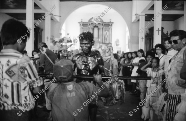 Image of sheet 19930520 photo 33: © 1993, Olivia Heussler / www.clic.li
Jedes Jahr wird für den heiligen Santo Domingo Dominguito in einer Kirche ein grosses Fest vorbereitet. Managua Nicaragua 1993 √

Every year, the churches nuns an people celebrating their holy Saint Domingo. 
En la iglesia «Las Sierritas». Santo Domingo, Dpto. de Managua, 1 de agosto de 1993

während:

Fiesta patronal en honor a Santo Domingo de Guzmán, patrón de Managua. Santo Domingo, Dpto. de Managua, 1 de agosto de 1993
Patron Saint’s Day festivities for Santo Domingo de Guzmán, the patron saint of Managua. Santo Domingo, Dep. Managua, August 1, 1993 √