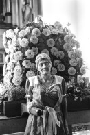 Image of sheet 19930520 photo 9: Jedes Jahr wird für den kleinen Santo Domingo unter der Glasglocke ein grosses Fest vorbereitet. Blumenschmuck Managua Nicaragua 1993 √

En la iglesia «Las Sierritas». Santo Domingo, Dpto. de Managua, 1 de agosto de 1993
flowers woman church

Fiesta patronal en honor a Santo Domingo de Guzmán, patrón de Managua. Santo Domingo, Dpto. de Managua, 1 de agosto de 1993
Patron Saint’s Day festivities for Santo Domingo de Guzmán, the patron saint of Managua. Santo Domingo, Dep. Managua, August 1, 1993