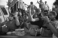 Image of sheet 19930521 photo 13: frtsg. 930520 Fiesta Santo Domingo. Frauen Tänzerinnen schminken sich. Junge Nicaraguaner sind von den Vereinigten Staaten zurückgekehrt. Heimkehrer aus den USA. Coca Cola Stand. Kids. Frau raffelt Guachada. Koch Banane.  Kirche von Santo Domingo mit Sateliten Pfanne am Kirchturm. Tänzerinnen. Apotheke Condega mit gemischten Waren Heilpflanzen sowie schulmedizinische Produkte. Nicaragua 1993 natural health medicine plants pharmacie