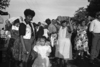 Image of sheet 19930521 photo 14: frtsg. 930520 Fiesta Santo Domingo. Frauen Tänzerinnen schminken sich. Junge Nicaraguaner sind von den Vereinigten Staaten zurückgekehrt. Heimkehrer aus den USA. Coca Cola Stand. Kids. Frau raffelt Guachada. Koch Banane.  Kirche von Santo Domingo mit Sateliten Pfanne am Kirchturm. Tänzerinnen. Apotheke Condega mit gemischten Waren Heilpflanzen sowie schulmedizinische Produkte. Nicaragua 1993 natural health medicine plants pharmacie