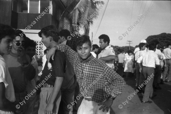 Image of sheet 19930521 photo 18: frtsg. 930520 Fiesta Santo Domingo. Frauen Tänzerinnen schminken sich. Junge Nicaraguaner sind von den Vereinigten Staaten zurückgekehrt. Heimkehrer aus den USA. Coca Cola Stand. Kids. Frau raffelt Guachada. Koch Banane.  Kirche von Santo Domingo mit Sateliten Pfanne am Kirchturm. Tänzerinnen. Apotheke Condega mit gemischten Waren Heilpflanzen sowie schulmedizinische Produkte. Nicaragua 1993 natural health medicine plants pharmacie